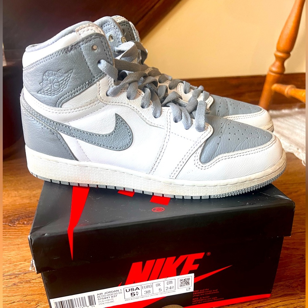 Nike Big Kid's Jordan 1 Retro High OG Stealth/White- 5.5Y/ 7W/ 6M